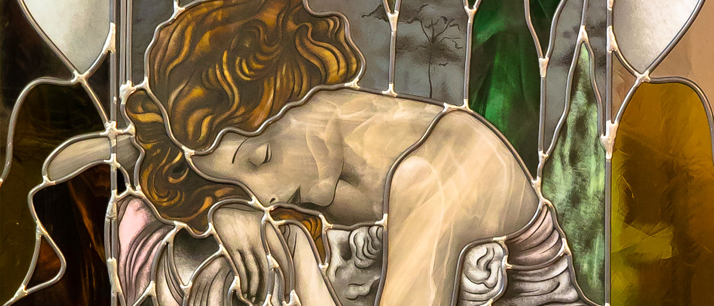 Vetrata realizzata con tecnica a piombo ed inserti dipinti a grisaglia ispirata ad opere di Alfons Mucha