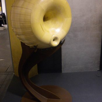 speaker medio alto, legno di tiglio e base in acciaio corten